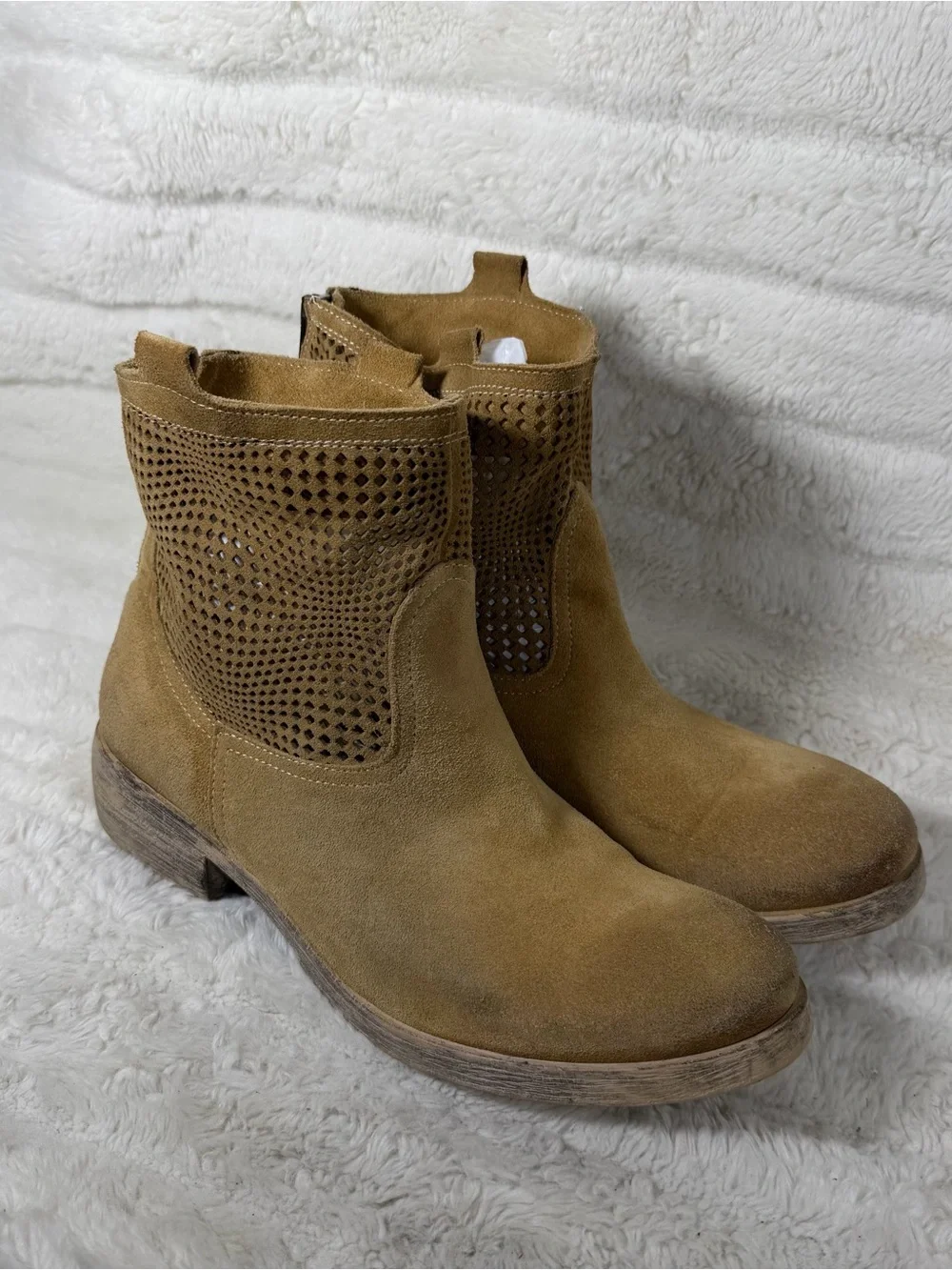 Sundance womens 40 Tan Greta Suede Perforated Leather Distressed Ankle Boot zip